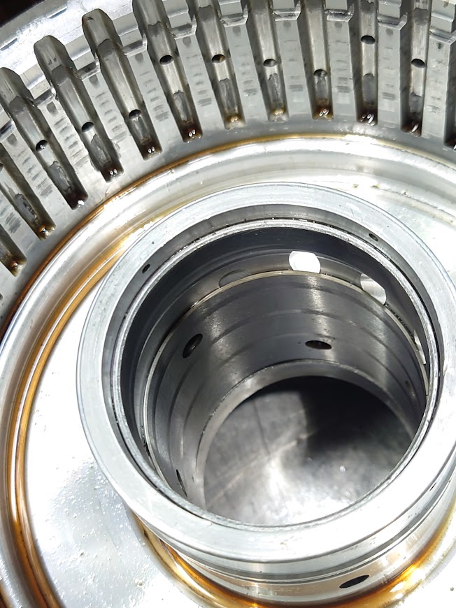 Барабан CDF АКПП 10R80 старого дизайна. Втулка уже начала свое смещение по оси барабана вверх