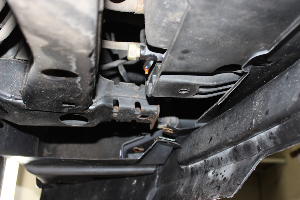 Снимаем все лишнее — дроссельную заслонку, впускной коллектор, клапанные крышки