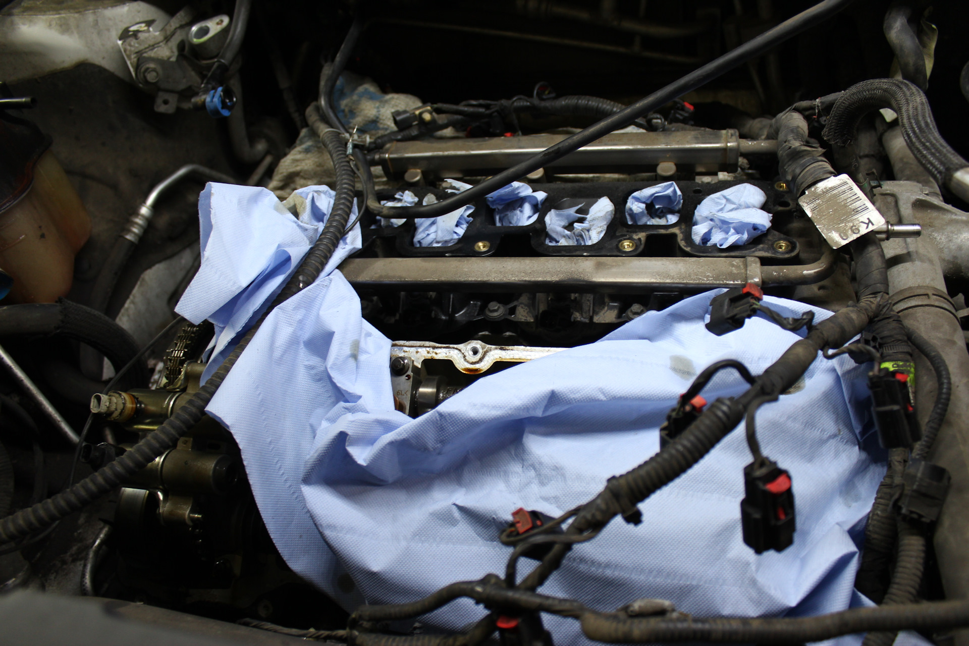 Обнаружили, что свечи зажигания пора заменить. Со слов владельца свечи он не менял ни разу, то есть они прошли больше 100 т.км. Неплохо выглядят для своего возраста!