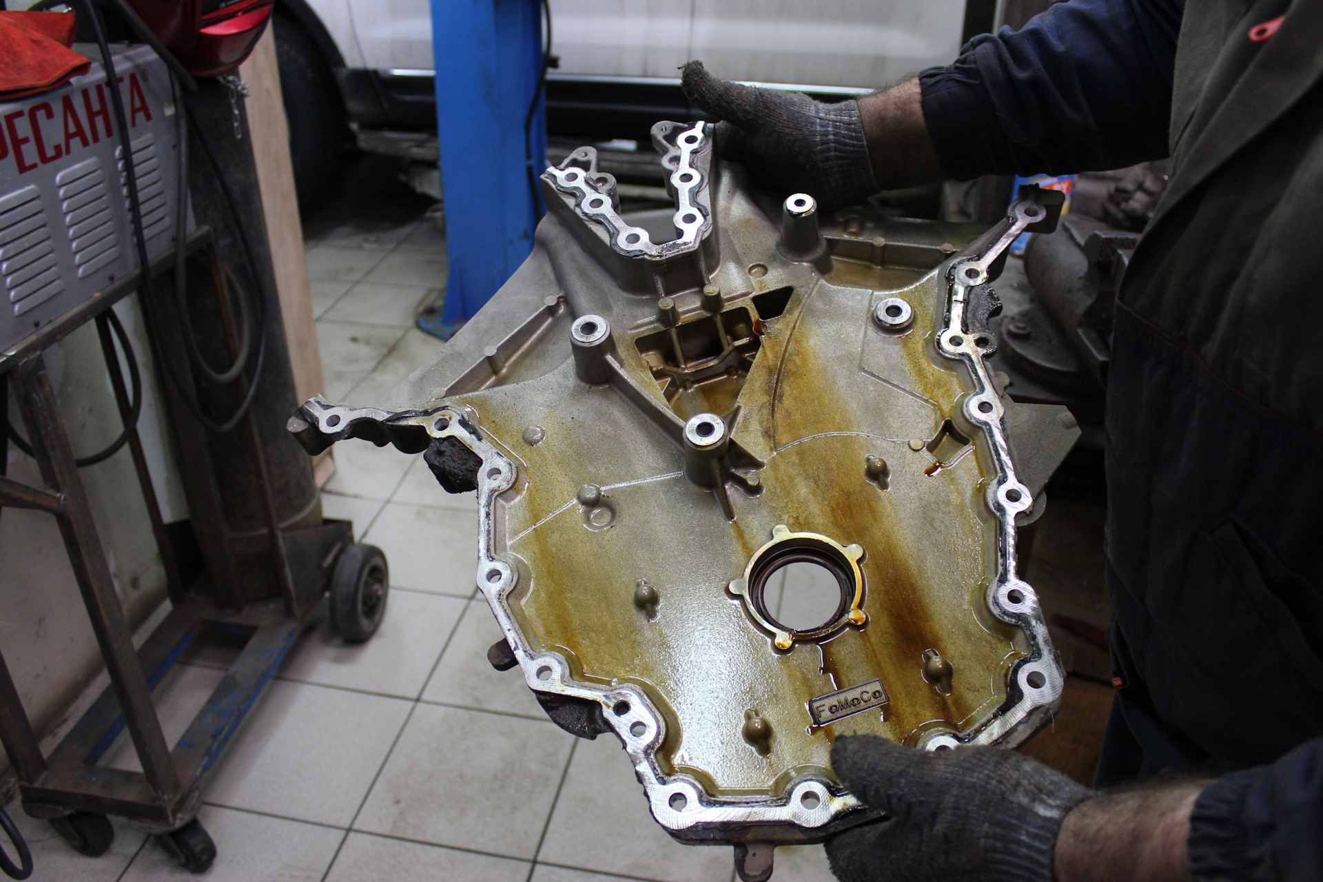 Приступаем к снятию передней крышки двигателя