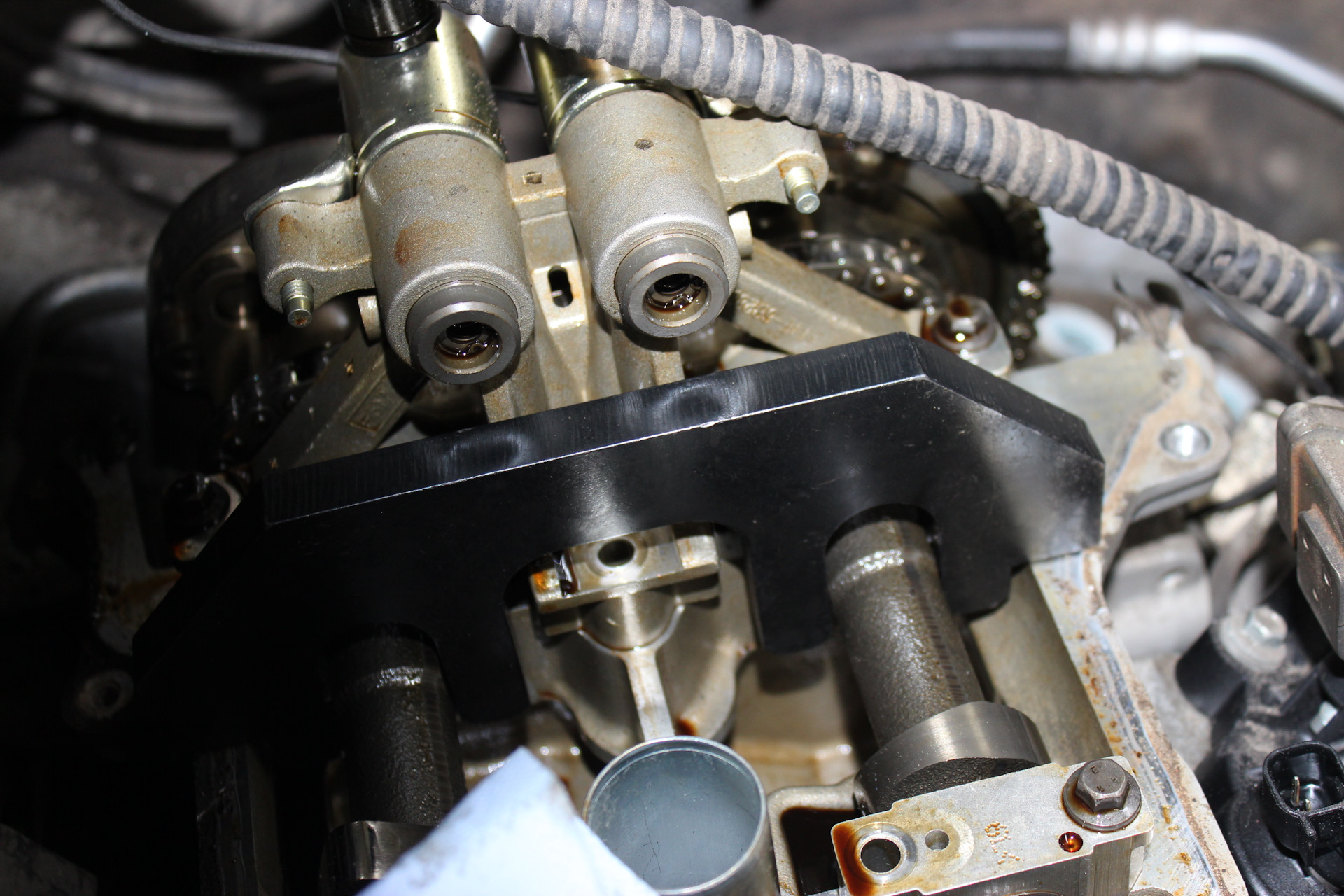 Фиксируем распредвалы спецприспособлениями