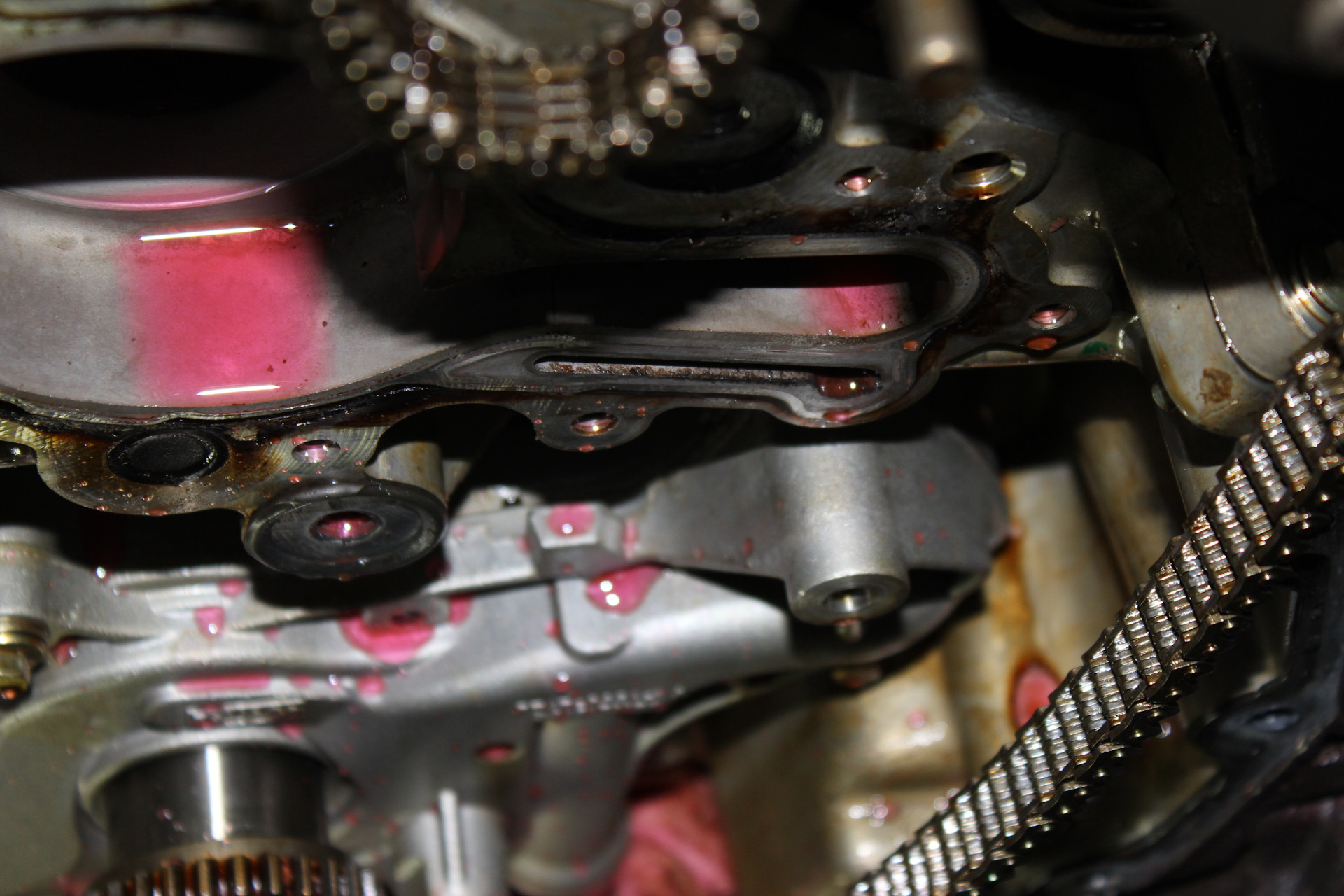 Вот так выглядит передний дренажный канал насоса системы охлаждения в блоке цилиндров