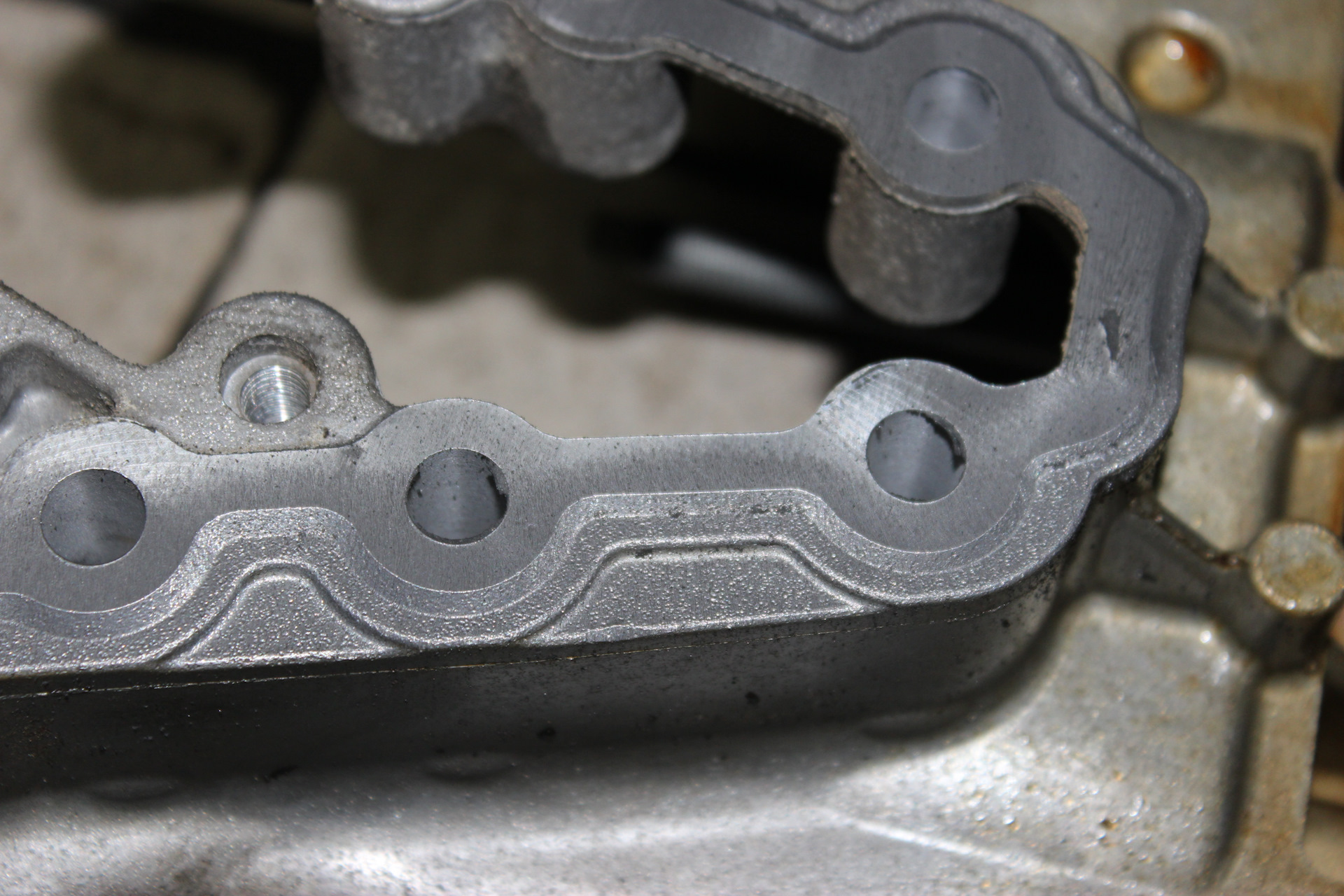 Зачищаем плоскости передней крышки и блока цилиндров от старого герметика